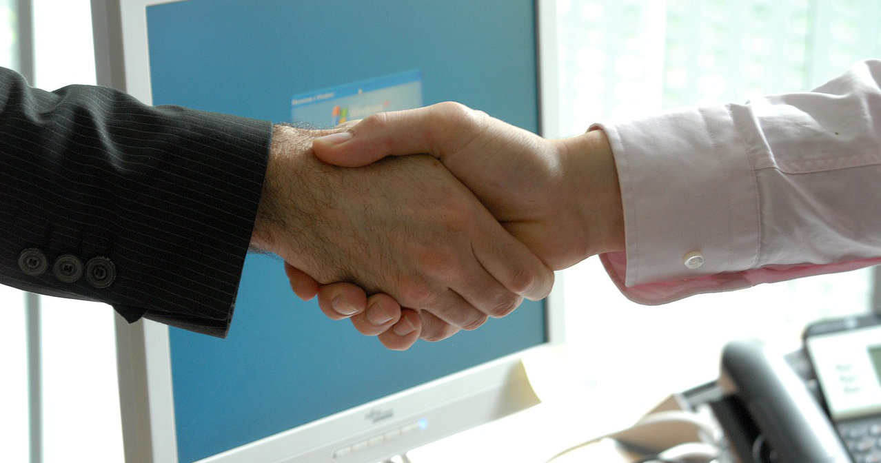 Заработать деньги в Сети - это значит добиться того, что другой пользователь Интернета вам за что-то заплатит. Это очевидно, но многие об этом забывают.